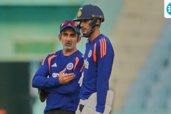 India-s-captain-Shubman-Gill-right-talks-with-he_1785940065886