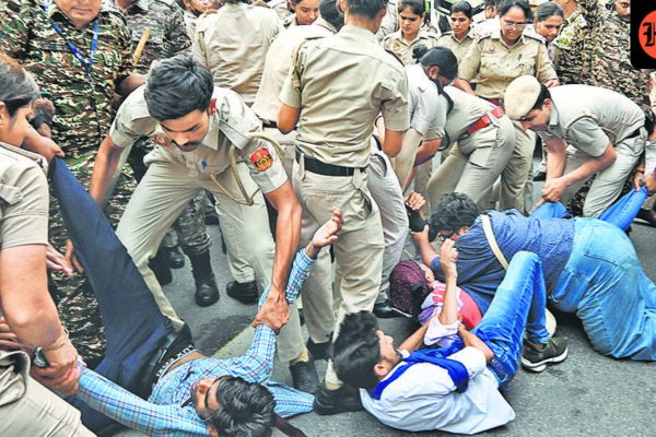 Police-personnel-detain-members-of-the-AISA-SFI-_1791137117632_MPws