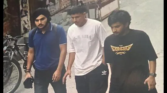 A-CCTV-grab-of-the-suspects-after-the-crime-HT-P_1781465155079