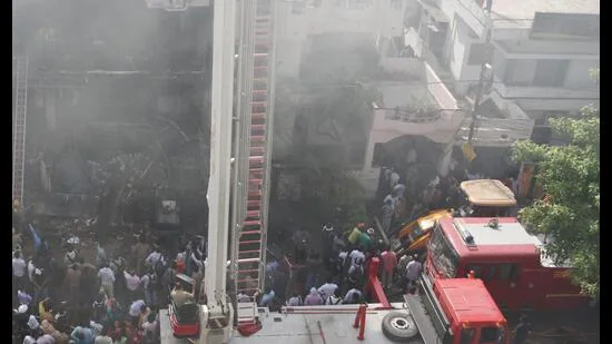 A-massive-fire-ripped-through-a-building-in-Luckno_1782151751242
