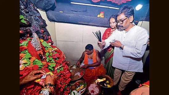 CM-Hemant-Soren-and-wife-MLA-Kalpana-Soren-at-Maa-_1781370687643