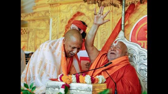 Chief-minister-Yogi-Adityanath-meets-and-seeks-ble_1781017065474