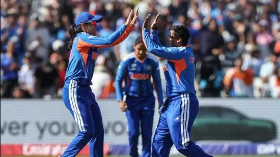 Deepti-Sharma-R-and-Smriti-Mandhana-celebrate-du_1781462154133