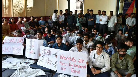 Junior-residents-protesting-at-SRNH-in-Prayagraj-o_1781029069461