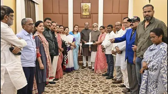 Lok-Sabha-Speaker-Om-Birla-in-the-middle-receive_1781484181198