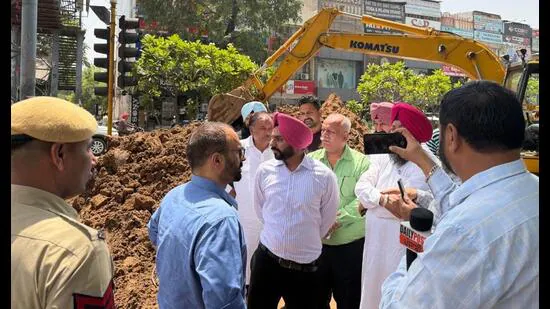 Mohali-mayor-Sarabjeet-Singh-Samana-near-the-Phase_1781108477275