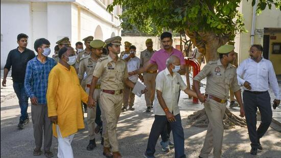 Police-taking-the-accused-to-court-in-Ayodhya-on-F_1782504935462