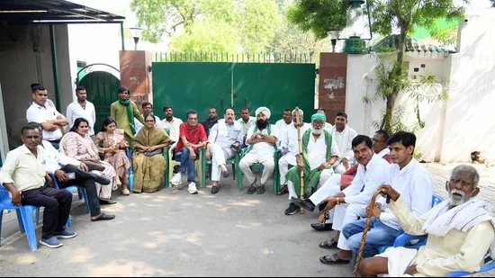 RJD-workers-stand-guard-at-the-entrance-of-the-res_1781369965164