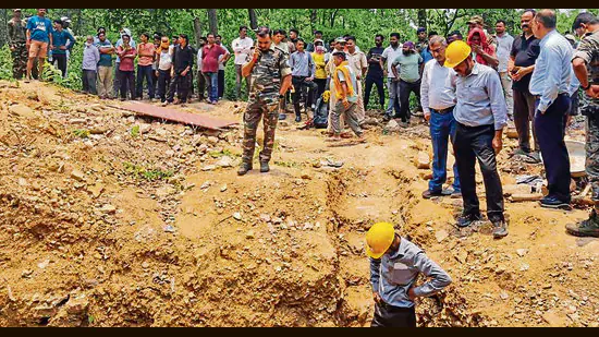 Rescue-work-underway-at-a-40-ft-deep-unauthorised-_1781456212371