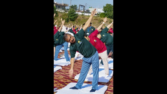 Sukhu-inaugurated-the-yoga-session-by-lighting-a-c_1782069946184