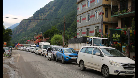 Tourist-vehicles-cause-long-traffic-jam-in-Manali-_1781289607880
