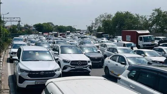 Traffic-congestion-on-NH48-near-Rangpuri-Parveen-_1782205347686