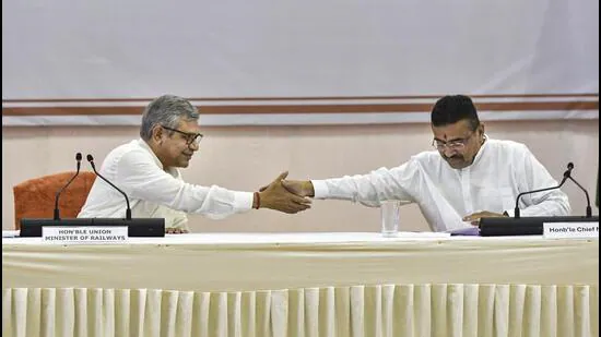 Union-Railway-Minister-Ashwini-Vaishnaw-left-and_1780754356080