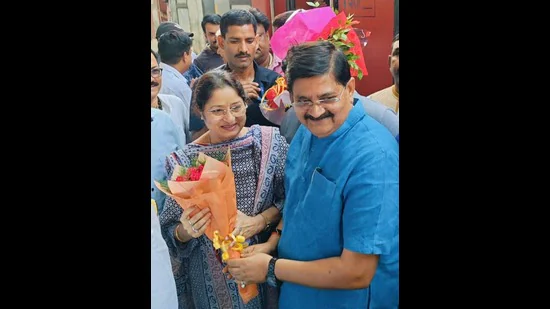 Union-minister-Annapurna-Devi-being-welcomed-by-ML_1781370985550