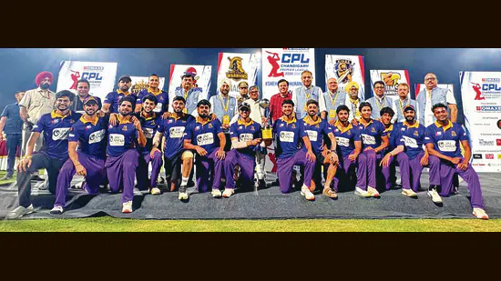 Winners-pose-with-the-trophy-during-the-award-cere_1782503735019