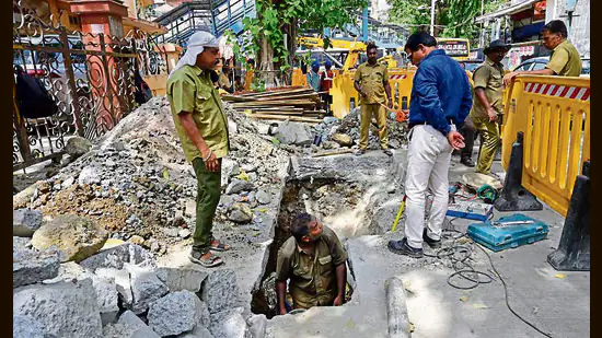Workers-replacing-old-BEST-cables-at-F-Road-in-Chu_1781550624414