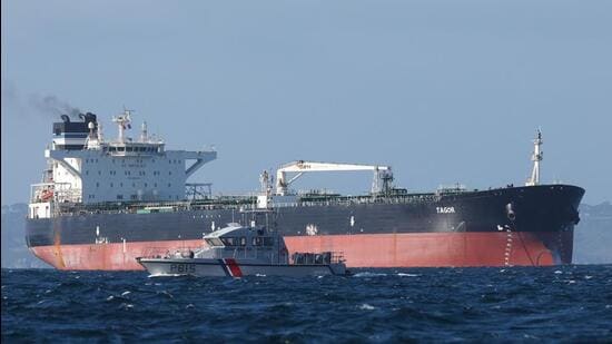 A-French-Navy-vessel-sails-by-the-Russian-oil-tank_1784141169570