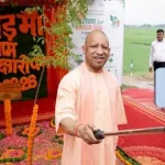 CM-Yogi-Adityanath-clicks-a-selfie-with-the-saplin_1783866393284
