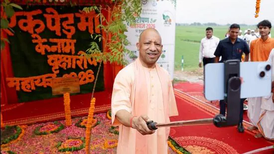 CM-Yogi-Adityanath-clicks-a-selfie-with-the-saplin_1783866393284