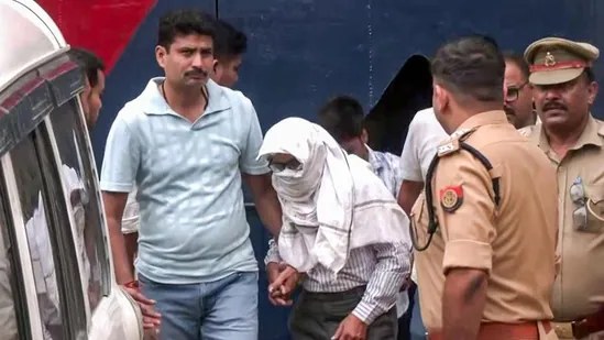 Police-take-two-accused-Ramashankar-Mishra-and-Su_1784183649001_1784183655443_64b34a93-7268-4a15-b50b-34d734d0cfc0