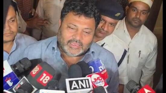 Samajwadi-Party-MLA-Kamal-Akhtar-speaking-to-media_1782834444365