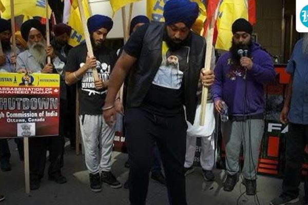 Inderjeet-Singh-Gosal-centre-at-a-protest-in-fro_1787214914290