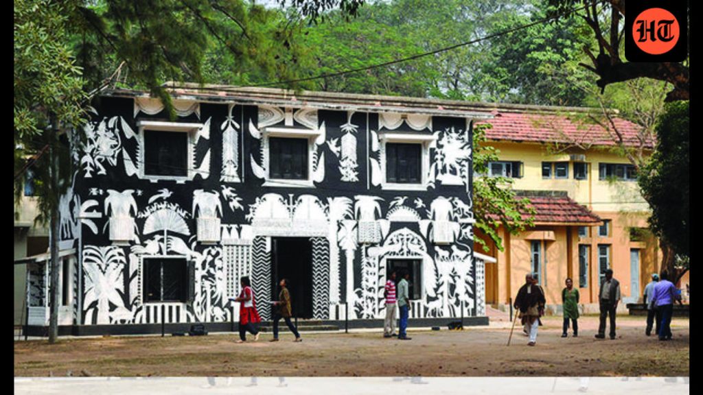 K-G-Subramanyan-s-black-and-white-murals-cover-the_1786026977670
