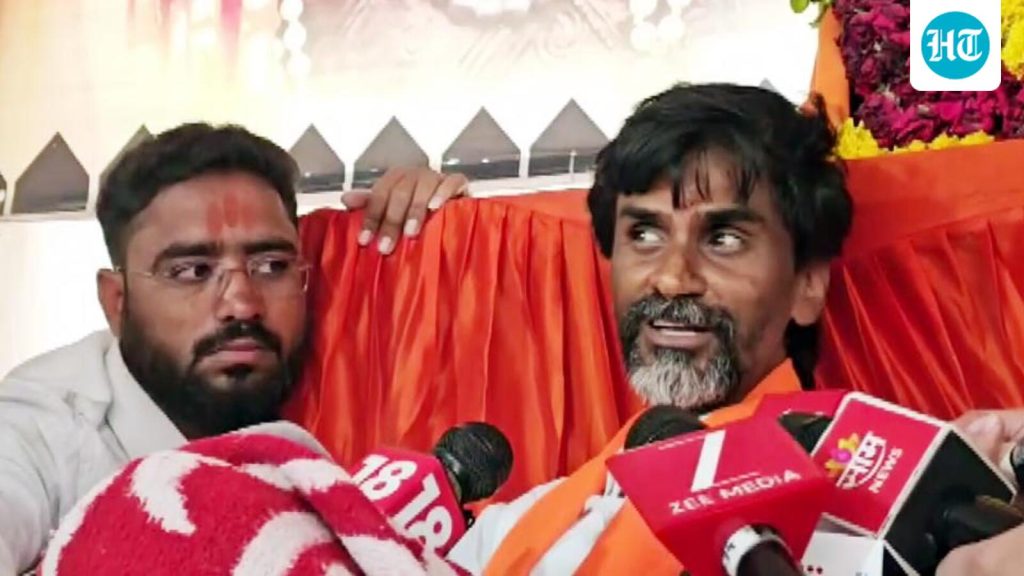 Maratha-quota-activist-Manoj-Jarange-Patil-speaks-_1788113892835