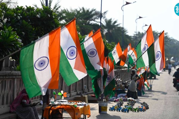 Roadside-vendors-start-selling-tricolor-ahead-of-I_1786552951676