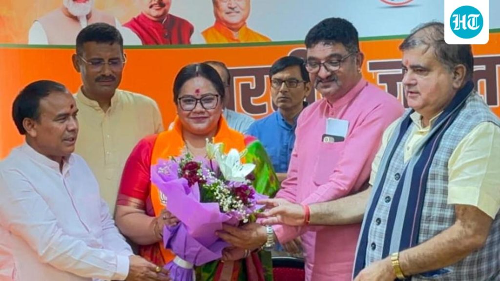 Srinagar-mayor-Aarti-Bhandari-and-10-councillors-j_1787150993419