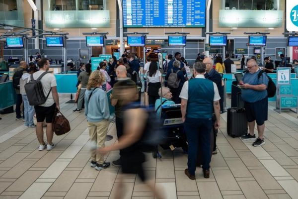 Travellers-wait-at-the-check-in-at-Vancouver-Inter_1786006562159